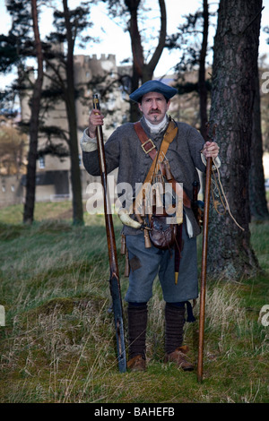 Englischer Bürgerkrieg Sealed Knot Covenanter kostümierten Darsteller. Fraser's Dragonern bei Braemar Castle - Braemar Castle, Aberdeenshire, Schottland, Großbritannien Stockfoto