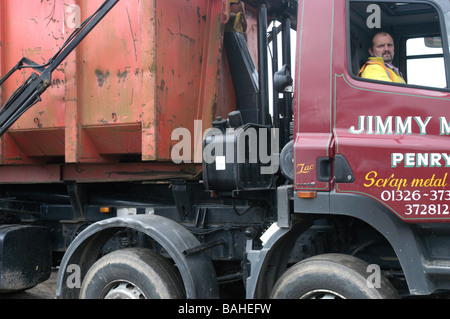 Ein kornisches Schrottplatz-Fahrer in der Kabine seines Trucks Stockfoto