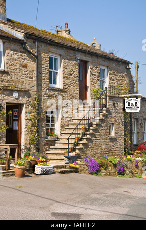 Haus mit Außentreppe in Bainbridge, Wensleydale, North Yorkshire, UK Stockfoto