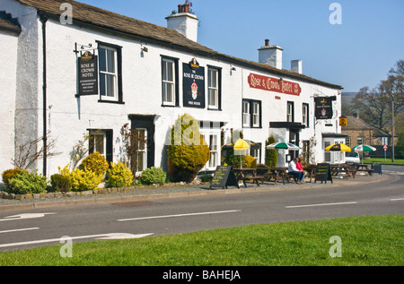 Das "Rose und Krone" Inn at Bainbridge in Wensleydale, North Yorkshire, Großbritannien Stockfoto