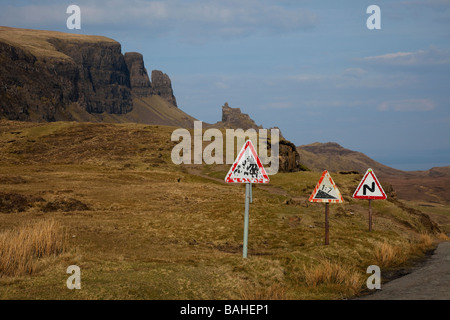 Verkehrszeichen in der Abfahrt in der Nähe von Quiraing, Trotternish Ridge, Isle Of Skye, Schottland, UK Stockfoto