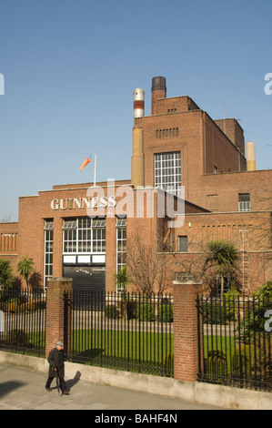 Eingang aus rotem Backstein Guinness Brauerei, Dublin, Irland Stockfoto