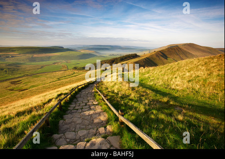 Der Weg von Mam Tor führt zu Rushup Kante, Edale Tal in Derbyshire UK Stockfoto