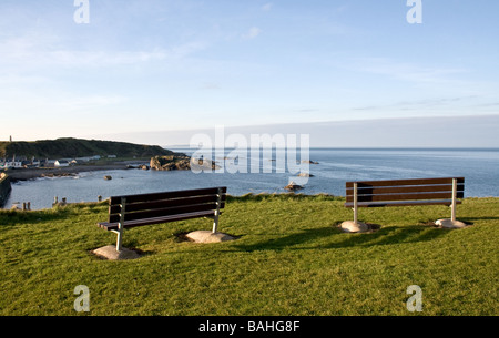 Zwei leere Bänke mit Blick auf den Moray Firth in Findochty Schottland Stockfoto