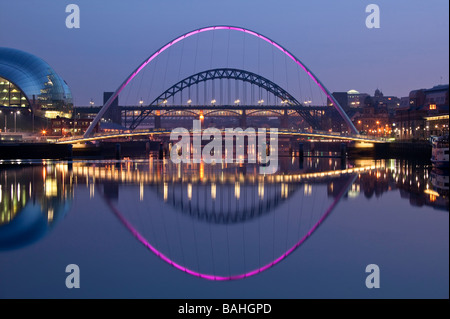 Eine Nachtansicht des Tyne Bridge, umrahmt von der Millennium Bridge, spiegelt sich sowohl in eine sehr noch River Tyne. Stockfoto