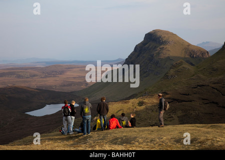 Team von Wanderern auf Quiraing, trotternish Ridge, Isle of Skye, Schottland, Großbritannien