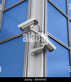 Zwei Überwachungskameras angebracht auf den Aufbau von Ecke Stockfoto