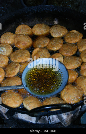 Kachori ist ein beliebter indische würzige Snack, besteht aus Moong dal Mischung füllen und frittiert Stockfoto