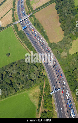 Hubschrauber-Luftaufnahme von Staus auf der Autobahn M25 um London England Stockfoto