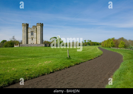 Hiorne Turm, aus dem 18. Jahrhundert Torheit mit Rennpferd Training Schiene entlang, an einem schönen Frühlingstag, Arundel Park, Sussex Stockfoto