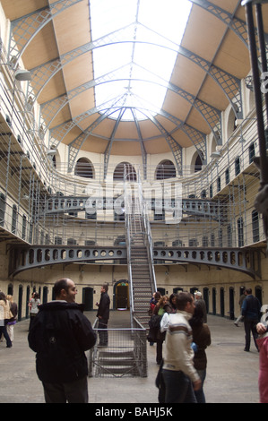 Touristen in Eingangshalle im Kilmainham Gaol, Dublin, Irland Stockfoto