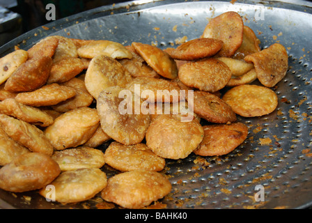 Kachori ist ein beliebter indische würzige Snack, besteht aus Moong dal Mischung füllen und frittiert Stockfoto