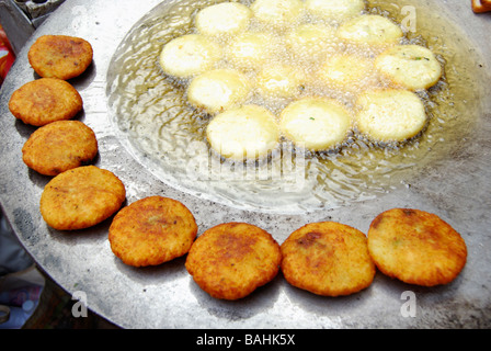Kachori ist ein beliebter indische würzige Snack, besteht aus Moong dal Mischung füllen und frittiert Stockfoto