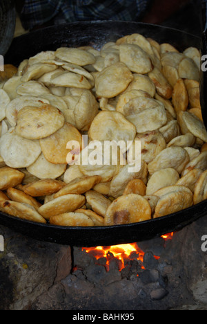 Kachori ist ein beliebter indische würzige Snack, besteht aus Moong dal Mischung füllen und frittiert Stockfoto