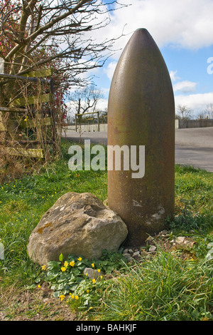 Kirby Misperton, North Yorkshire. Shell-Fall im Dienst als einem Poller außerhalb der Dorfhalle. Stockfoto