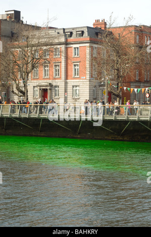 Menschenmassen feiert am Ufer und den Fluss Liffey gefärbtes Grün am St. Patricks Day, Dublin, Irland Stockfoto