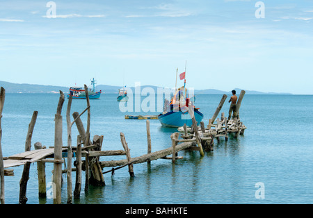 Fischer trifft auf ein Fischerboot. Insel Phu Quoc, Vietnam. Stockfoto
