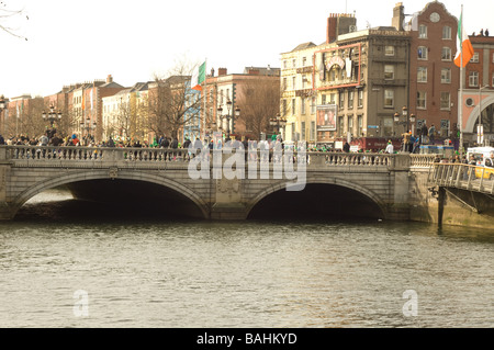 Menschenmassen auf der Brücke über den Fluss Liffey feiern St. Patricks Day, Dublin, Irland Stockfoto