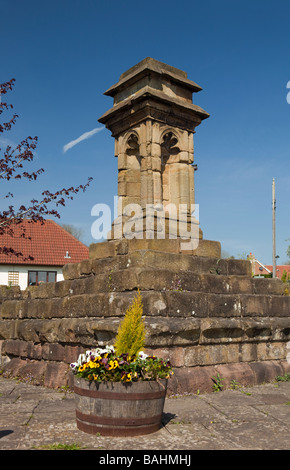 UK Gloucestershire Aylburton des 14. Jahrhunderts Predigt Kreuz im Dorfkern Stockfoto