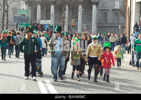 Familie verkleidet und paradieren mit St. Patricks Tag Massen in Dublin, Irland Stockfoto