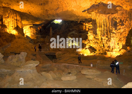 Innere des Hang Sung Sot Höhlen in Ha Long Bay Vietnam Stockfoto