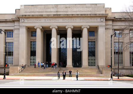 Fußgänger überqueren am Rogers Gebäude des Massachusetts Institute of Technology MIT, Cambridge, Massachusetts, USA Stockfoto