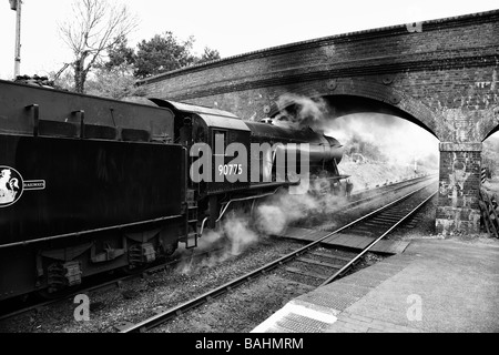 Ein "Dampflokomotive" sitzt am "Weybourne Station" auf der "North Norfolk Railway" bekannt als "The Poppy Line" East Anglia, Großbritannien Stockfoto