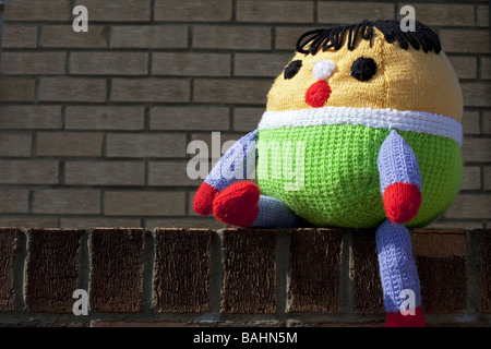 Ein Kuscheltier Humpty Dumpty saß auf der Mauer Stockfoto