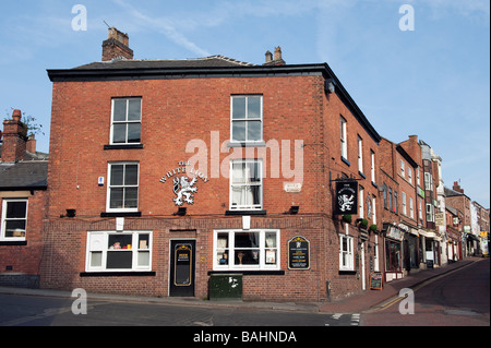 Die "White Lion" Wirtshaus an der Ecke der 'Duke Street' und 'Mill Street"in Macclesfield, Cheshire, England," Großbritannien Stockfoto