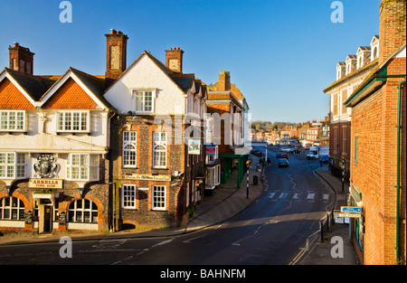 Blick nach unten entlang der High Street in der typisch englische Marktstadt Marlborough Wiltshire England UK Stockfoto