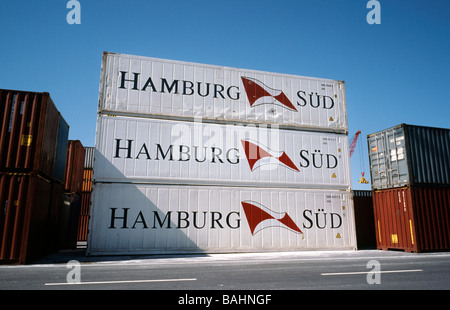 Gestapelte Hamburg Süd Container im Hamburger deutschen Hafen. Stockfoto