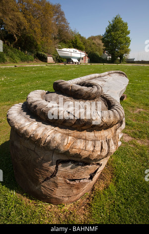 UK Gloucestershire Lydney Docks Kai geschnitzten hölzernen Sitz mit Seil Motiv Holzschnitzereien verziert Stockfoto