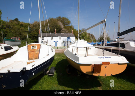 UK Gloucestershire Lydney Docks Sportboote auf Trailer an Lydney Yacht Club Stockfoto