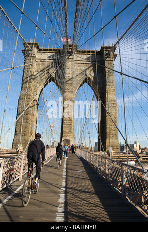 Menschen wandern und Radfahren über Brooklyn Bridge in New York City Stockfoto