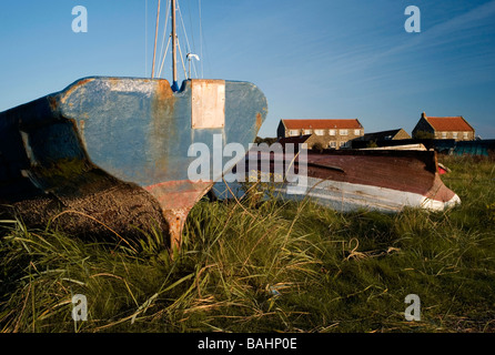 Boote am Ufer bei Lindisfarne Holy Island Northumberland UK Stockfoto