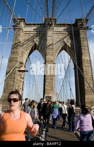 Menschen wandern und Radfahren über Brooklyn Bridge in New York City Stockfoto