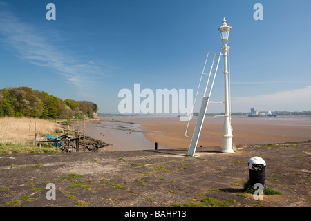 UK Gloucestershire Lydney Docks Fluss Severn Kai weiß lackiertem Gusseisen Kai Licht Stockfoto