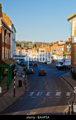 Blick nach unten entlang der High Street in der typisch englische Marktstadt Marlborough Wiltshire England UK Stockfoto