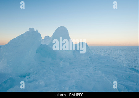 EISSPLITTER SCHOB ENTLANG DER UFER DES LAKE SUPERIOR Stockfoto