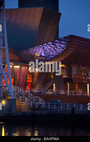 UK England Salford Quays Lowry Centre in Manchester Ship Canal in der Nacht Stockfoto