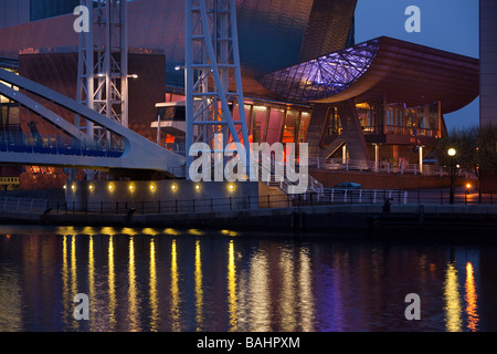 UK England Salford Quays Lowry Centre in Manchester Ship Canal in der Nacht Stockfoto