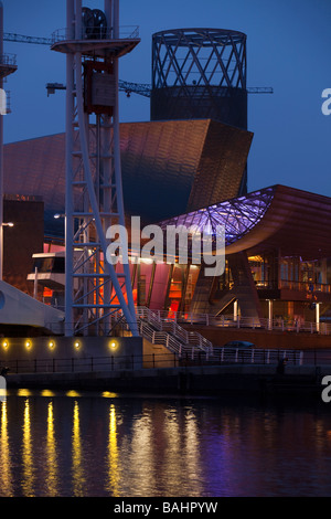 UK England Salford Quays Lowry Centre in Manchester Ship Canal in der Nacht Stockfoto