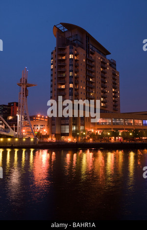UK England Salford Quays Lowry Centre und Sovereign Point über Manchester Ship Canal in der Nacht Stockfoto