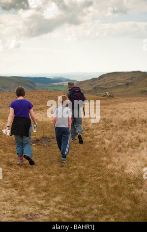 Familie Mutter Vater und Sohn zu Fuß entlang der Teifi Pools Walk Upland Ceredigion Wales UK Stockfoto