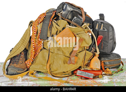 alten Reisenden Ausrüstung Rucksack Pass Messer Kartenkamera bohrte souvenirs Stockfoto