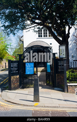 Frühling in Hampstead Village, die religiöse Gesellschaft der Freunde Quäker Meeting House für Gottesdienst Stockfoto