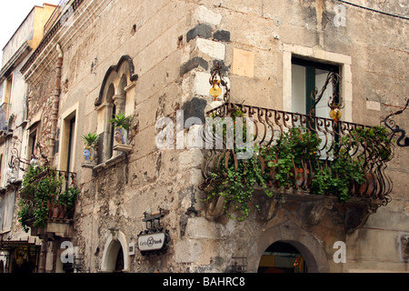 Ecke eines alten Hauses in Taormina mit zwei Balkonen Stockfoto