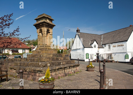 UK Gloucestershire Aylburton des 14. Jahrhunderts Predigt Kreuz im Dorfkern Stockfoto