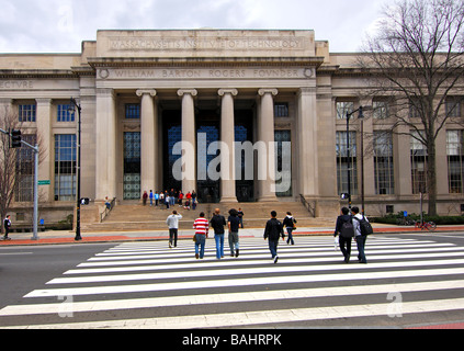 Fußgänger überqueren am Rogers Gebäude des Massachusetts Institute of Technology MIT, Cambridge, Massachusetts, USA Stockfoto