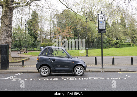 Elektro-Auto aufladen bei einem Elektrobay elektrische Fahrzeug aufladen-Site in London Street Highbury Felder Islington England UK Stockfoto